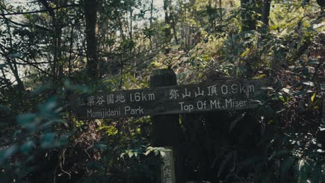 Beschilderung-Des-Momijidani-Parks-Am-Gipfel-Des-Mount-Misen-In-Hatsukaichi,-Japan