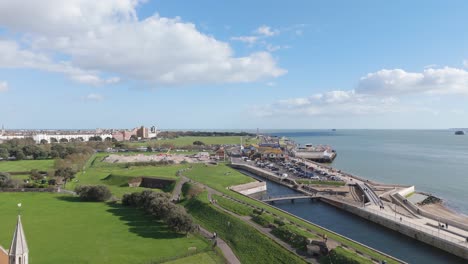 Kurzer-Flug-über-Southsea-Common-Und-Die-Strandpromenade-Von-Der-Verlassenen-Kirche-Zum-D-Day-Museum-An-Einem-Sonnigen-Tag