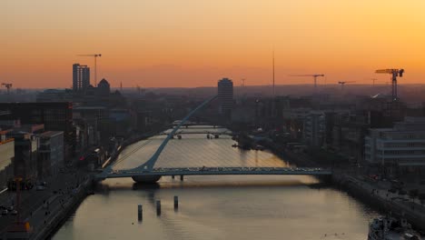 Samuel-Beckett-Bridge,-Atemberaubende-4K-Drohnenaufnahmen-Zur-Goldenen-Stunde---Co