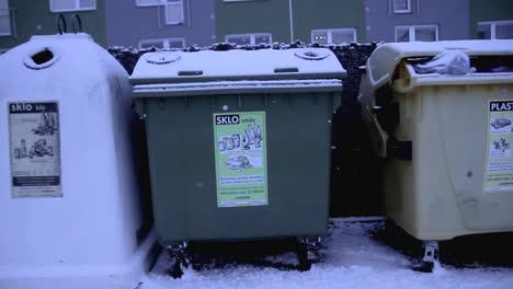 Umweltrecycling-Abfälle-Mit-Verschiedenen-Abfallarten-In-Behältern-–-Video