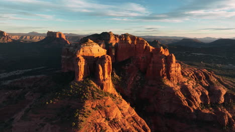 Formaciones-Rocosas-Rojas-De-Sedona-Durante-La-Puesta-De-Sol-En-Arizona,-Estados-Unidos---Disparo-Aéreo-De-Drones