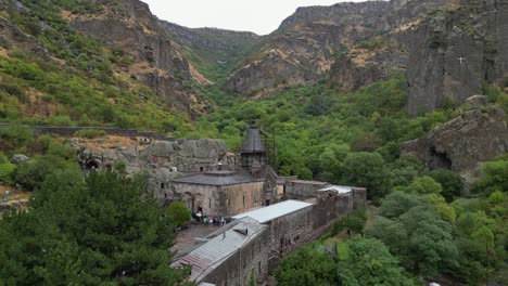 Luftaufnahmen-über-Dem-Kloster-Geghard-In-Einer-Zerklüfteten-Armenischen-Felsschlucht