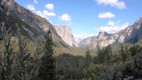 Yosemite-Nationalpark-Zeitraffer-Tunnelblick-Auf-Außergewöhnliche-Berge-Mit-Half-Dome-Und-Schnell-Ziehenden-Wolken