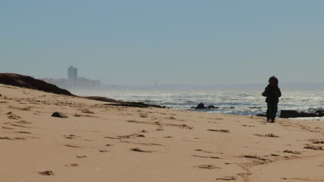 Kind-Läuft-Am-Strand-Mit-Brechenden-Wellen-An-Der-Küste-In-Buarcos,-Portugal