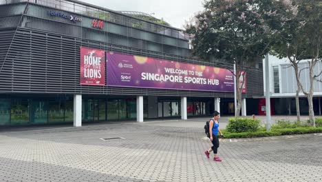 Szene-Mit-Einer-Dame,-Die-Vor-Dem-Singapore-Sports-Hub-Spazieren-Geht