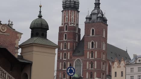 Königsschloss-Wawel,-Ein-Prächtiges-Gebäude-Im-Europäischen-Stil-In-Der-Stadt-Krakau,-Polen