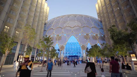 Expo-2020,-Dubai,-05.-Februar-2022-–-Menschen-Gehen-Mit-Einer-LED-Show-In-Die-Kuppel-Der-Expo-Al-Wasl