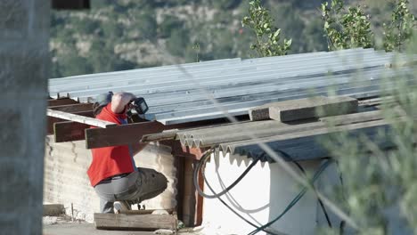 Facharbeiter-Auf-Dem-Dach-Eines-Hauses-In-Jerusalem-Repariert-Mit-Seinem-Professionellen-Bohrer