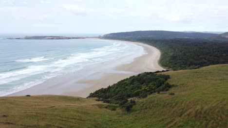 Vista-De-Drones-De-La-Playa-De-Tautuku-Desde-El-Mirador-De-Florencia-Hill-En-Nueva-Zelanda