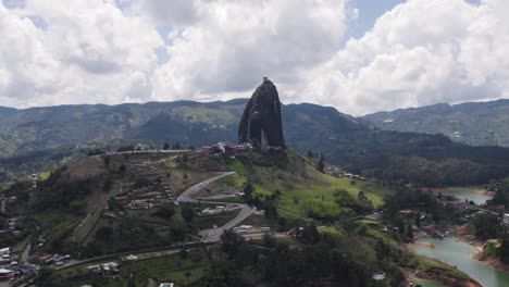 El-Peñón-De-Guatapé-In-Kolumbien-Mit-Kurvigen-Straßen-Und-üppiger-Grüner-Umgebung,-Luftaufnahme