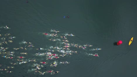 Schwimmer-Nähern-Sich-Der-Boje-Bei-Einem-Triathlon-Wettbewerb-In-Österreich