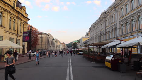 Barrio-Histórico-En-La-Ciudad-De-Kiev,-Ucrania,-Gente-Caminando,-Toma-Estática-De-4k