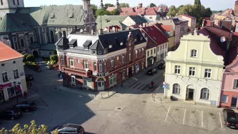 Vista-Aérea-De-La-Calle-Zamkowa-Con-Edificios-Medievales-En-Głogówek,-Sur-De-Polonia.