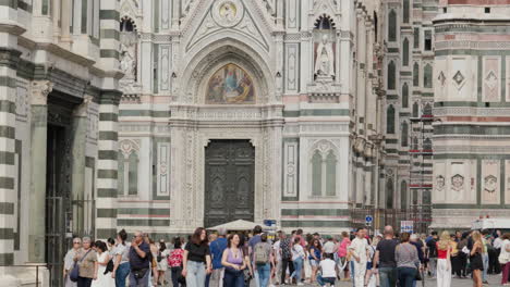 Turistas-Cerca-De-La-Catedral-De-Florencia-En-Un-Día-Soleado