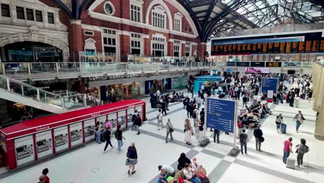 Estación-De-Liverpool-Street,-Londres,-Inglaterra,-Mientras-La-Gente-Pasea-Tranquilamente-Por-Su-Bullicioso-Interior