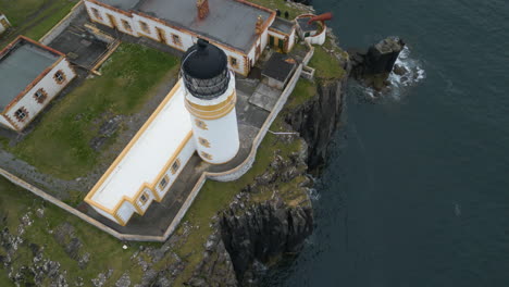 Faro-De-Neist-Point-En-La-Isla-De-Skye,-Vista-Aérea-De-Arriba-Hacia-Abajo