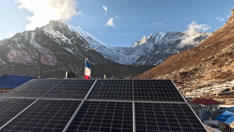 Paneles-Solares-En-La-Azotea-De-La-Aldea-De-Kyanjin-Gompa-A-Gran-Altura.