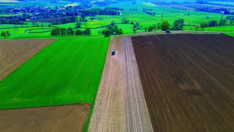 Luftaufnahme-Von-Gemischten-Landwirtschaftlichen-Feldern-Mit-Landwirtschaftlichen-Maschinen-Und-Malerischer-Landschaft
