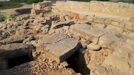 Eine-Archäologische-Stätte-Mit-Teilweise-Ausgegrabenen-Steinstrukturen-Und-Ruinen-An-Den-Königsgräbern-In-Paphos