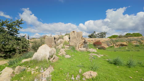 Un-Paisaje-Rocoso-Con-Grandes-Rocas-Y-Hierba-Verde-En-Las-Tumbas-De-Los-Reyes-En-Pafos