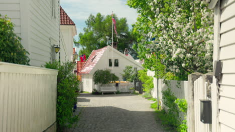 Alte-Gemütliche-Weiße-Häuser-In-Einer-Gemütlichen-Gasse-In-Sandviken,-Bergen