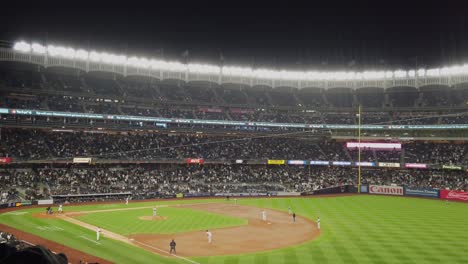 Tiro-Y-Paseo-En-El-Yankee-Stadium-Con-El-Aplauso-De-Una-Niña-En-Primer-Plano.