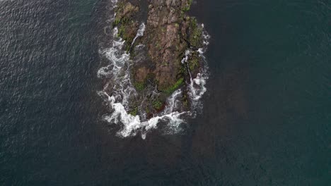 Vista-Panorámica-Cruzando-Una-Roca-En-Las-Blancas-Y-Espumosas-Aguas-Del-Océano-De-Newport,-Rhode-Island