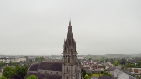 St.-Michaels-Kirche-In-Ballinasloe-Galway,-Umgeben-Von-Nebel-Oder-Dunst-In-Der-Stadt