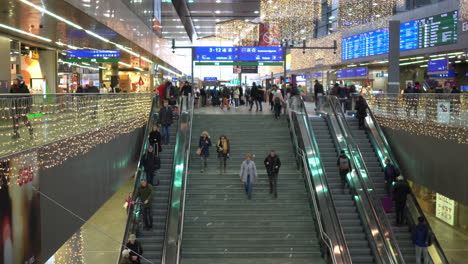 Gente-En-Las-Escaleras-Y-Escaleras-Móviles-En-La-Estación-Principal-De-Trenes-De-Viena,-Austria