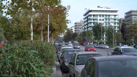 Personas-Que-Viajan-En-Sus-Automóviles-En-Una-Ciudad,-Toma-Manual