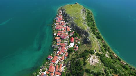 Joya-Albanesa-A-Orillas-Del-Lago:-Vista-Aérea-De-La-Hermosa-Península-Rocosa-Y-El-Pueblo-De-Lin,-Pogradec