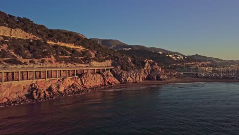 Amanecer-Escénico-En-Port-Ginesta-En-Barcelona,-España,-Con-Acantilados-Costeros-Y-Aguas-Tranquilas.