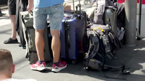 Menschen,-Die-Mit-Ihrem-Gepäck-Und-Koffern-Am-Berliner-Hauptbahnhof-Auf-Ihren-Zug-Warten,-Mittlere-Aufnahme