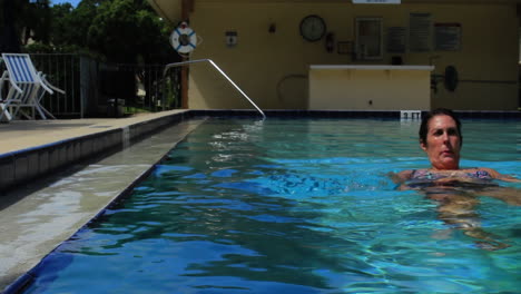 65-jährige-Frau-Trainiert-Im-Pool-Und-Genießt-Den-Ruhestand