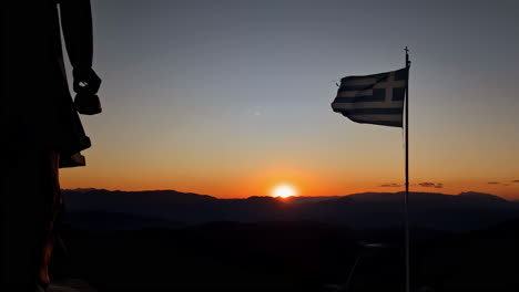 Monumento-A-Las-Mujeres-Zagorianas-Pindos-Con-Bandera-Griega-Ondeando-En-El-Viento-Al-Atardecer