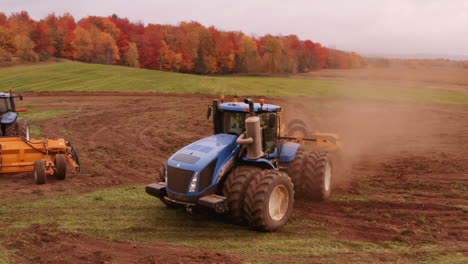 Tractor-Aéreo-De-Drones-4k-Con-Accesorio-Nivelador-Trabajando-En-El-Campo-En-Quebec,-Canadá