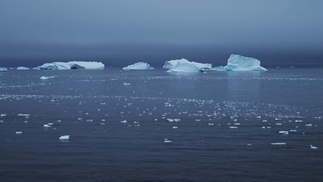 Paisaje-Antártico-De-Icebergs-Y-Hielo-En-La-Península-Antártica-En-Un-Vasto-E-Interminable-Paisaje-Dramático,-Hermoso-Paisaje-Marino-Con-Grandes-Formas-Inusuales-En-Una-Escena-Costera-Azul-De-Invierno