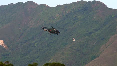 Helicóptero-Z-20-Del-Ejército-De-Liberación-Del-Pueblo-Chino-Desde-La-Base-De-La-Guarnición-De-Shek-Kong-En-Vuelo-Sobre-Las-Montañas-De-Hong-Kong