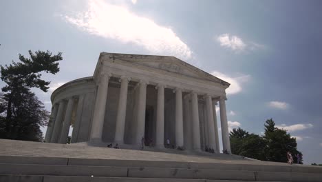 Niedrige-Ansicht-Des-Jefferson-Memorial-Und-Des-Blauen-Himmels-Im-Hintergrund-In-Washington,-D.C.,-USA