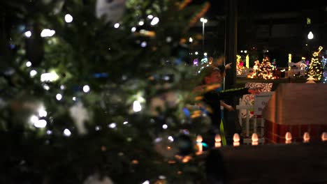 Junge-Kinder-Betrachten-Weihnachtsbaum-Lametta-Pfad-Mit-Weihnachtsdekorationen-Rundherum