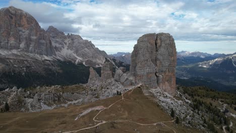 Langsame-Schwenkbewegung-Um-Cinque-Torri,-Einzigartige-Felsformation,-Umgeben-Von-Bergen,-Dolomiten,-4k