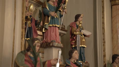 Estatuas-Religiosas-Ornamentadas-De-Santos-Que-Sostienen-Símbolos-En-El-Interior-De-Una-Iglesia-Ricamente-Decorada.