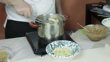 Koch-Kocht-Handgemachte-Italienische-Pasta-Auf-Kochendem-Wasser