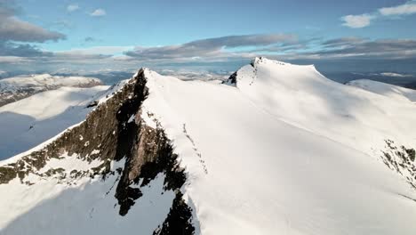 Lange-Schlange-Von-Menschen,-Die-Zum-Skifahren-Auf-Den-Gipfel-Des-Berges-Gehen,-Luftaufnahme