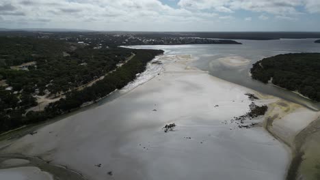 Filmische-Aufnahme-Von-Flusswasser,-Das-Mit-Meerwasser-Verschmilzt,-Australien