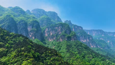 Luftaufnahme-Der-Mit-üppigen-Wäldern-Bedeckten-Bergkette-In-Huixian,-Provinz-Henan,-China