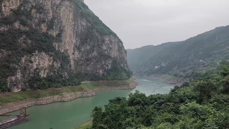 Frachtschiff-Fährt-Auf-Dem-Regnerischen-Wujiang-Fluss