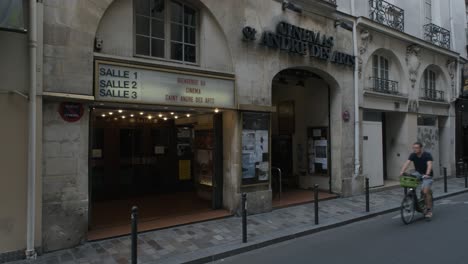 Toma-De-La-Fachada-Del-Cine-St-André-Des-Arts-En-St-Germain-En-París.