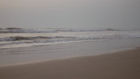 Sanfte-Wellen-Plätschern-Abends-Sanft-Gegen-Das-Sandufer-Eines-Ruhigen-Strandes