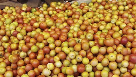 A-huge-pile-of-tomato-for-sale-in-vegetable-market,-Farmers-market,-sabzi-mandi